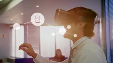 Bağlantılar ve telefon kulaklığı takan iş adamlarının animasyonları. küresel bağlantılar, dijital arayüz ve teknoloji konsepti dijital olarak oluşturulmuş video.