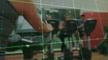 Spor salonunda egzersiz yapan insanların kareleriyle dijital arayüzün animasyonu. fitness, refah ve veri işleme konsepti dijital olarak oluşturulmuş video.