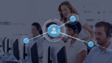 Telefon kulaklığı takan iş adamlarının simgeleriyle bağlantı ağının animasyonu. küresel bağlantılar, dijital arayüz, teknoloji ve ağ konsepti dijital olarak oluşturulmuş video.
