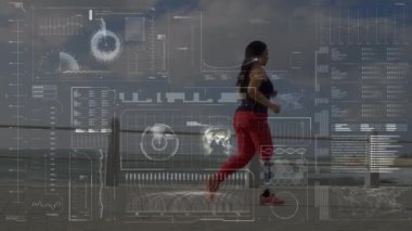 Sahilde yürüyen yapay bacaklı bir kadın hakkında yapılan tarama ve veri işleme animasyonları. fitness, refah ve veri işleme konsepti dijital olarak oluşturulmuş video.