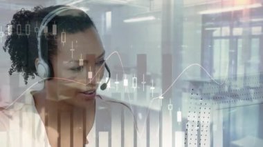 Telefon kulaklığı takan iş kadınının finansal ve istatistiksel veri işleme animasyonu. küresel finansman, iş dünyası, dijital arayüz ve teknoloji konsepti dijital olarak oluşturulmuş video.