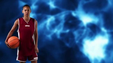Basketbolcunun ışık yollarında topu tutuşu animasyonu. küresel spor, fitness, bilim ve veri işleme kavramı dijital olarak oluşturulmuş video.