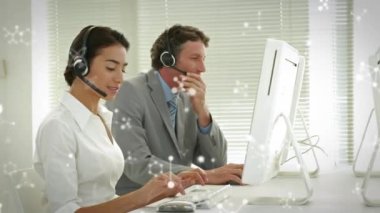 Telefon kulaklığı takan iş adamlarının üzerinde molekülleri hareket ettirme animasyonu. küresel iş, bağlantılar, veri işleme ve teknoloji konsepti dijital olarak oluşturulmuş video.