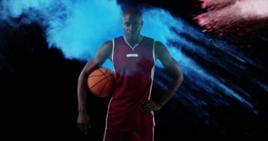 Basketbolcu üzerine renkli tozların animasyonu. küresel spor ve yarışma konsepti dijital olarak oluşturulmuş video.
