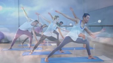 Grup yogası ve meditasyon üzerine veri işleme animasyonu. global spor, fitness ve bağlantı konsepti dijital olarak oluşturulmuş video.