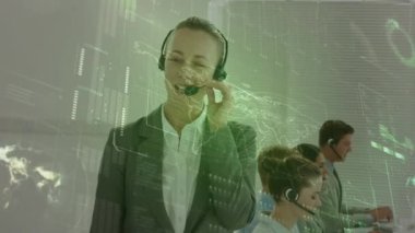 Telefon kulaklığı kullanan iş adamlarının dijital arayüzünün animasyonu. küresel iş, bağlantılar, veri işleme ve teknoloji konsepti dijital olarak oluşturulmuş video.