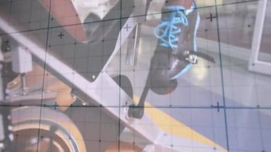 Spor salonunda egzersiz yapan kadın üzerindeki karelerle dijital arayüzün animasyonu. fitness, refah ve veri işleme konsepti dijital olarak oluşturulmuş video.