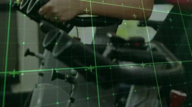 Spor salonunda egzersiz yapan kadın üzerindeki karelerle dijital arayüzün animasyonu. fitness, refah ve veri işleme konsepti dijital olarak oluşturulmuş video.