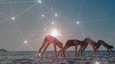 Yoga yapan, plajda meditasyon yapan bir grup kadın arkadaşın veri işleme animasyonu. global spor, fitness ve bağlantı konsepti dijital olarak oluşturulmuş video.
