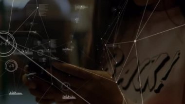 Tablet kullanarak iş adamı üzerinden bağlantı ağının animasyonu. küresel iş, bağlantılar, veri işleme ve teknoloji konsepti dijital olarak oluşturulmuş video.