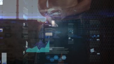 Güçlü adam egzersizleriyle ilgili veri işleme ve istatistiklerin animasyonu. global spor, fitness ve veri işleme konsepti dijital olarak oluşturulmuş video.