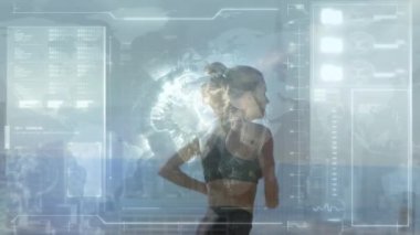 Sahil kenarında koşan sağlıklı bir kadın için tarama ve veri işleme animasyonu. fitness, refah ve veri işleme konsepti dijital olarak oluşturulmuş video.