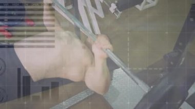 Spor salonunda egzersiz yapan zinde bir adamın bağlantı ve veri işleme ağının animasyonu. global spor, fitness, veri işleme ve dijital arayüz kavramı dijital olarak oluşturulmuş video.