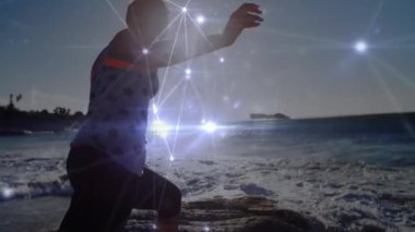 Kumsalda yoga yapan bir kadın için bağlantı ağının animasyonu. küresel bağlantılar, fitness ve refah konsepti dijital olarak oluşturulmuş video.