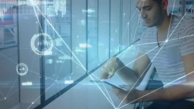 Tablet kullanarak iş adamı üzerinden bağlantı ağının animasyonu. küresel iş, bağlantılar, veri işleme ve teknoloji konsepti dijital olarak oluşturulmuş video.