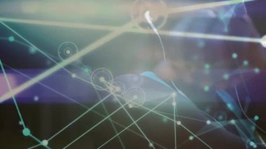 Ormanda egzersiz yapan bir kadın üzerindeki bağlantı ağının animasyonu. küresel bağlantılar, fitness, refah konsepti dijital olarak oluşturulmuş video.