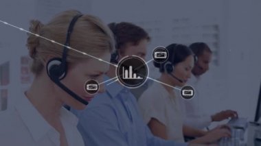 Telefon kulaklığı takan iş adamlarının simgeleriyle bağlantı ağının animasyonu. küresel bağlantılar, dijital arayüz, teknoloji ve ağ konsepti dijital olarak oluşturulmuş video.