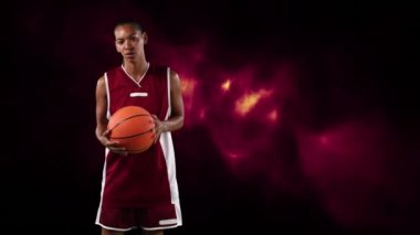 Basketbolcunun ışık yollarında topu tutuşu animasyonu. küresel spor, fitness, bilim ve veri işleme kavramı dijital olarak oluşturulmuş video.