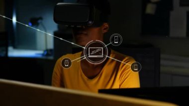Bağlantı ağlarının animasyonu ve telefon kulaklığı takan bir iş kadını. küresel bağlantılar, dijital arayüz ve teknoloji konsepti dijital olarak oluşturulmuş video.