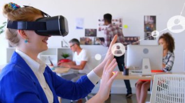 Bağlantı ağlarının animasyonu ve telefon kulaklığı takan bir iş kadını. küresel bağlantılar, dijital arayüz ve teknoloji konsepti dijital olarak oluşturulmuş video.