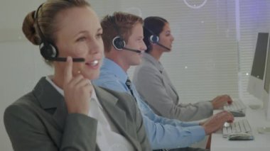 Telefon kulaklığı takan iş adamlarıyla bağlantı ağının animasyonu. küresel finansman, iş dünyası, dijital arayüz ve teknoloji konsepti dijital olarak oluşturulmuş video.