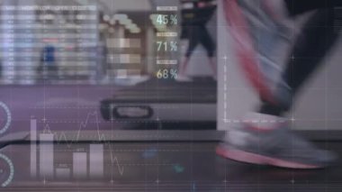 Spor salonunda egzersiz yapan fit bir kadın için bağlantı ağı ve veri işleme animasyonu. global spor, fitness, veri işleme ve dijital arayüz kavramı dijital olarak oluşturulmuş video.