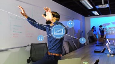 Bağlantılar ve telefon kulaklığı takan iş adamlarının animasyonları. küresel bağlantılar, dijital arayüz ve teknoloji konsepti dijital olarak oluşturulmuş video.