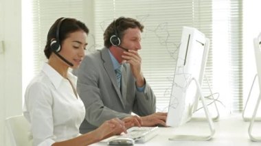 Telefon kulaklığı takan iş adamlarıyla bağlantılı ağların animasyonu. küresel iş, bağlantılar, veri işleme ve teknoloji konsepti dijital olarak oluşturulmuş video.