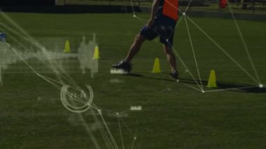 Futbol oyuncuları üzerinde veri işleme ve bağlantı ağının animasyonu. global spor, rekabet, bağlantılar, veri işleme konsepti dijital olarak oluşturulmuş video.