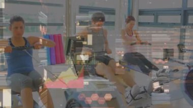 Beden eğitiminde egzersiz yapan bir grup fit insan üzerinde bağlantılar ve veri işleme ağının animasyonu. global spor, fitness, veri işleme ve dijital arayüz kavramı dijital olarak oluşturulmuş video.