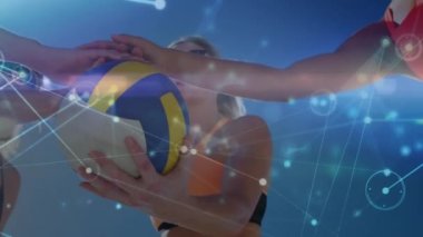 Kumsalda el ele tutuşan kadınlar üzerindeki bağlantı ağının animasyonu. küresel bağlantılar, fitness ve refah konsepti dijital olarak oluşturulmuş video.