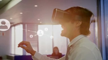 Bağlantılar ve telefon kulaklığı takan iş adamlarının animasyonları. küresel bağlantılar, dijital arayüz ve teknoloji konsepti dijital olarak oluşturulmuş video.