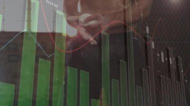 Güçlü adam egzersizleriyle ilgili veri işleme ve istatistiklerin animasyonu. global spor, fitness ve veri işleme konsepti dijital olarak oluşturulmuş video.