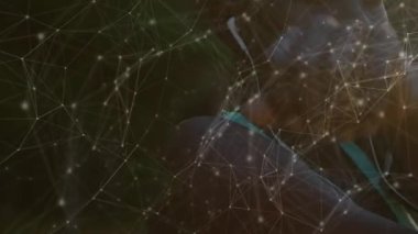 Ormanda egzersiz yapan bir kadın üzerindeki bağlantı ağının animasyonu. küresel bağlantılar, fitness, refah konsepti dijital olarak oluşturulmuş video.