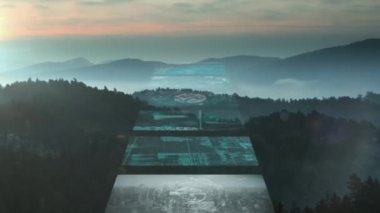 Manzara üzerinde veri işleme ile ekranların animasyonu. küresel bağlantılar, veri işleme ve teknoloji konsepti dijital olarak oluşturulmuş video.