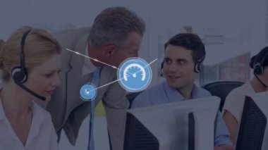 Telefon kulaklığı takan iş adamlarının simgeleriyle bağlantı ağının animasyonu. küresel bağlantılar, dijital arayüz, teknoloji ve ağ konsepti dijital olarak oluşturulmuş video.