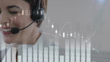 Telefon kulaklığı takan iş kadınının finansal ve istatistiksel veri işleme animasyonu. küresel finansman, iş dünyası, dijital arayüz ve teknoloji konsepti dijital olarak oluşturulmuş video.