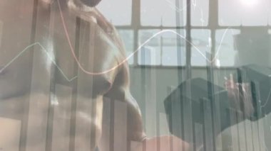 Güçlü adam egzersizleriyle ilgili veri işleme ve istatistiklerin animasyonu. global spor, fitness ve veri işleme konsepti dijital olarak oluşturulmuş video.