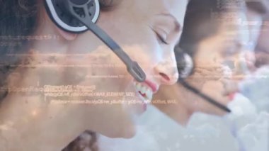 Telefon kulaklığı takan iş adamlarının veri işleme animasyonu. küresel bağlantılar, dijital arayüz ve teknoloji konsepti dijital olarak oluşturulmuş video.