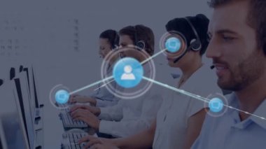 Telefon kulaklığı takan iş adamlarının simgeleriyle bağlantı ağının animasyonu. küresel bağlantılar, dijital arayüz, teknoloji ve ağ konsepti dijital olarak oluşturulmuş video.
