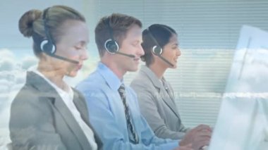 Telefon kulaklığı takan iş adamlarının veri işleme animasyonu. küresel bağlantılar, dijital arayüz ve teknoloji konsepti dijital olarak oluşturulmuş video.
