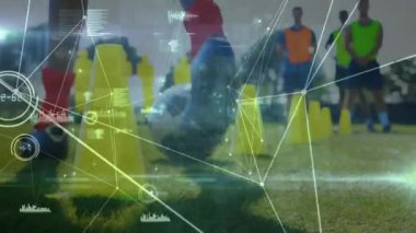 Futbol oyuncuları üzerinde veri işleme ve bağlantı ağının animasyonu. global spor, rekabet, bağlantılar, veri işleme konsepti dijital olarak oluşturulmuş video.