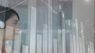 Telefon kulaklığı takan iş kadınının finansal ve istatistiksel veri işleme animasyonu. küresel finansman, iş dünyası, dijital arayüz ve teknoloji konsepti dijital olarak oluşturulmuş video.