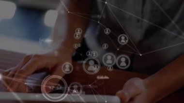 VR kulaklık kullanan kadın üzerindeki bağlantı ağının animasyonu. küresel iş, bağlantılar, veri işleme ve teknoloji konsepti dijital olarak oluşturulmuş video