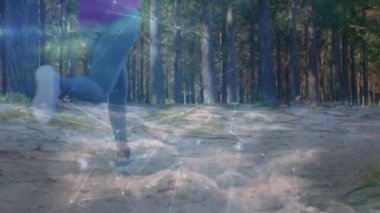 Ormanda egzersiz yapan bir kadın için bağlantı ağının animasyonu. küresel bağlantılar, fitness, refah konsepti dijital olarak oluşturulmuş video.