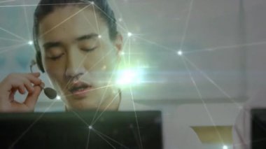 Telefon kulaklığı takan iş adamlarıyla olan bağlantıların animasyonu. küresel bağlantılar, dijital arayüz, teknoloji ve ağ konsepti dijital olarak oluşturulmuş video.