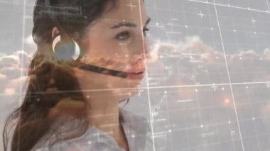 Telefon kulaklığı takan iş adamlarının veri işleme animasyonu. küresel bağlantılar, dijital arayüz ve teknoloji konsepti dijital olarak oluşturulmuş video.