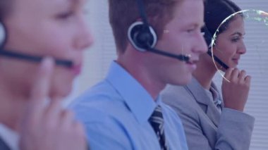 Telefon kulaklığı kullanan iş adamlarının üzerinde dünyanın animasyonu. küresel bağlantılar, iş dünyası, dijital arayüz, teknoloji ve ağ konsepti dijital olarak oluşturulmuş video.