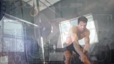 Animasyon taraması ve spor salonunda egzersiz yapan bir adamın veri işlemesi. fitness, refah ve veri işleme konsepti dijital olarak oluşturulmuş video.