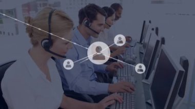 Telefon kulaklığı takan iş adamlarının simgeleriyle bağlantı ağının animasyonu. küresel bağlantılar, dijital arayüz, teknoloji ve ağ konsepti dijital olarak oluşturulmuş video.